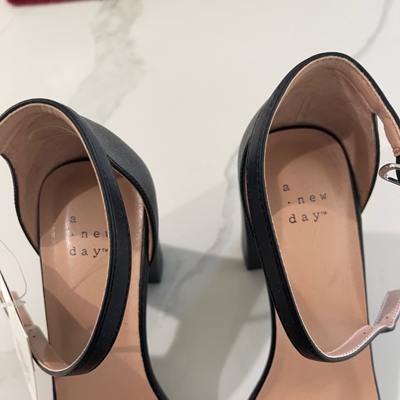 Square toe heels - Picture 3 of 4